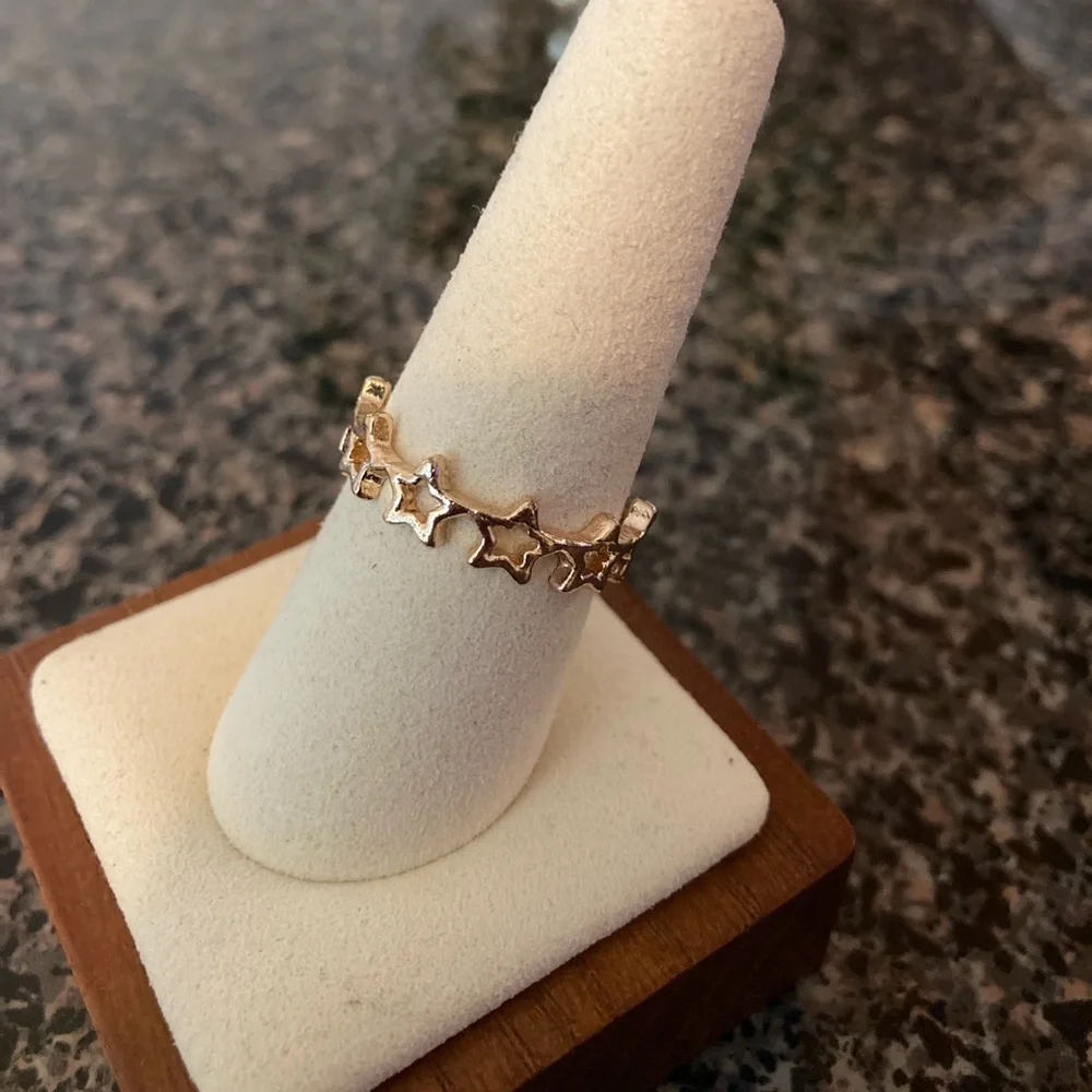8 Stackable Gold Tone Rings - Picture 3 of 12